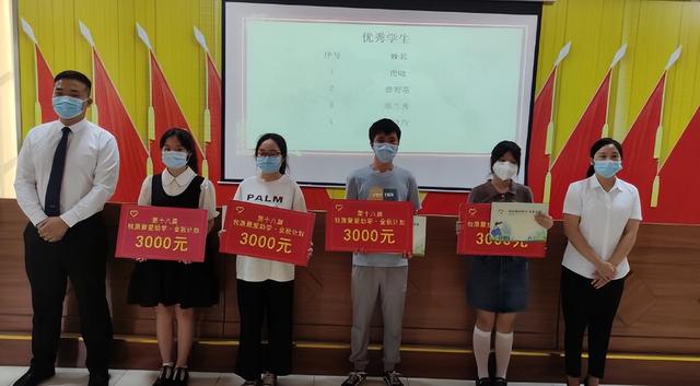 金堂一养猪场为30名大一新生发放91000元奖学金