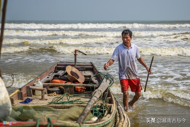 越南河静省乡村：偷渡者建造豪宅别墅，里面生活着一群“活寡妇”