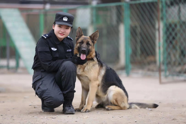 美女生物生“变身”成为优秀警犬训导员