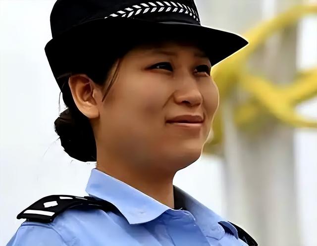 2008年汶川废墟中，女警揭衣哺育9婴，归来连升四级，如今怎样了