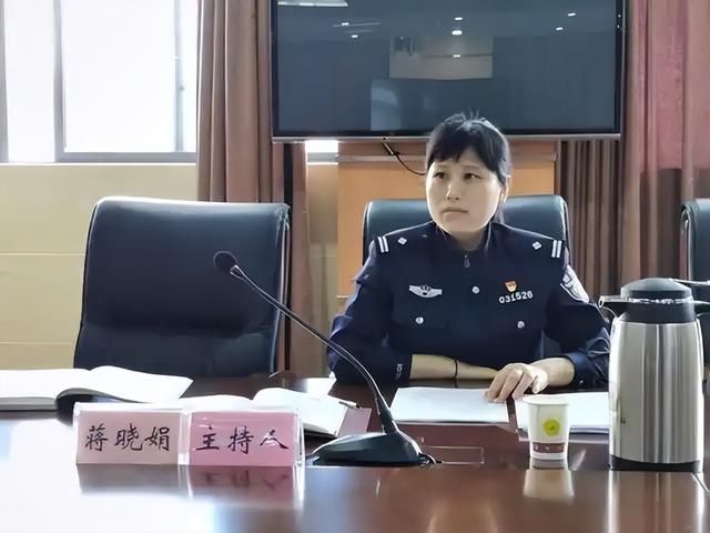 2008年汶川废墟中，女警揭衣哺育9婴，归来连升四级，如今怎样了