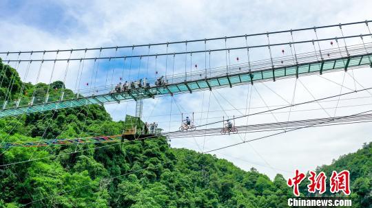 福建玻璃悬桥上演“高空走秀”