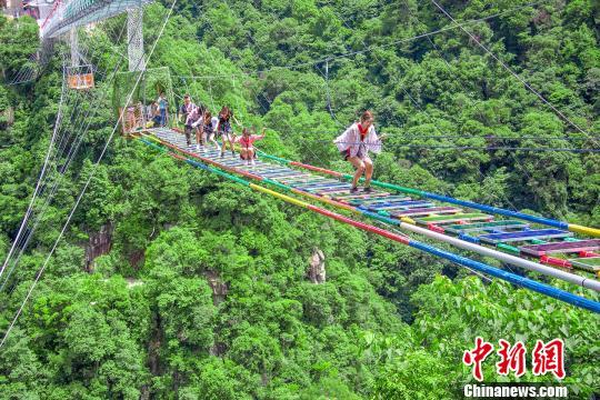 福建玻璃悬桥上演“高空走秀”