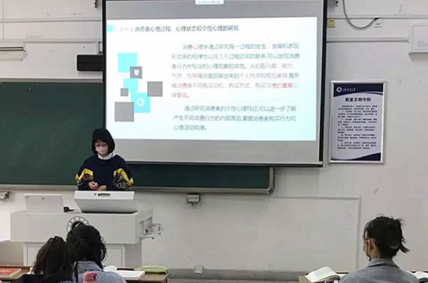 大学美女数学老师火了，写的板书比“印刷体”还好看，工整又规范