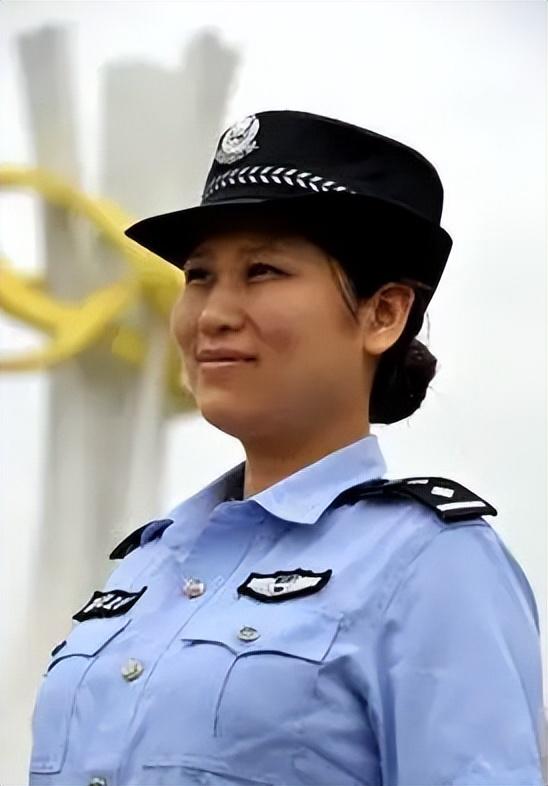 2008年汶川废墟中，女警揭衣哺育9婴，归来连升四级，如今怎样了