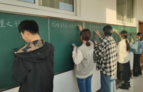 大学美女数学老师火了，写的板书比“印刷体”还好看，工整又规范