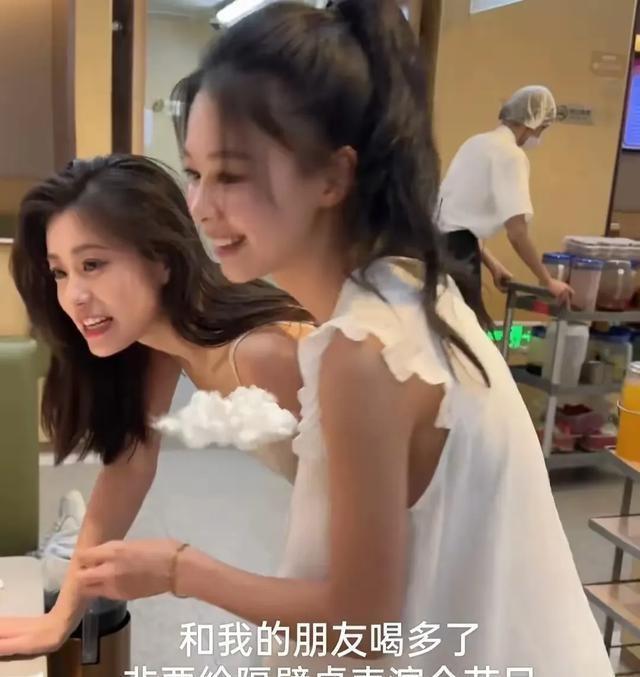 绝了！湖南两位高颜值美女饭店喝多非要给邻桌表演节目，网友想娶