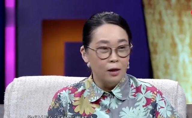 她被嘲央视最丑女主持，巅峰时提辞职只拿低保，今59岁与小狗为伴