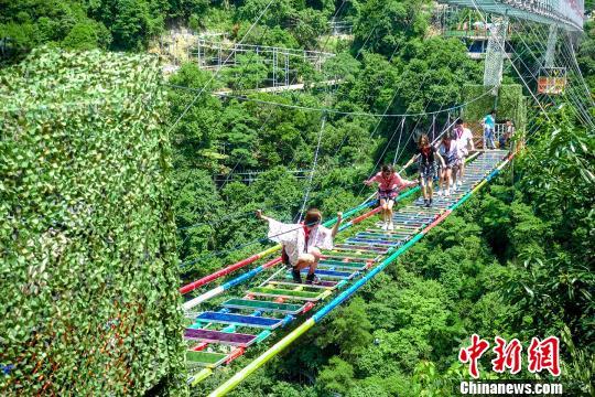 福建玻璃悬桥上演“高空走秀”